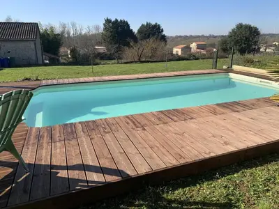 Piscine de l'établissement Maison charentaise avec piscine chauffée, jardin privé et proche commerces, idéale pour couples - FR-1-653-228 ou située à proximité