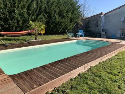 Piscine de l'établissement Maison charentaise avec piscine chauffée, jardin privé et proche commerces, idéale pour couples - FR-1-653-228 ou située à proximité