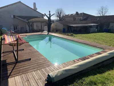 Piscine de l'établissement Maison charentaise avec piscine chauffée, jardin privé et proche commerces, idéale pour couples - FR-1-653-228 ou située à proximité