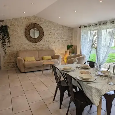 Maison charentaise avec piscine chauffée