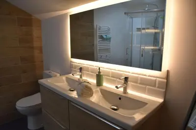 Salle de bains dans l'établissement [Le 8] Maison de ville élégante et tout confort