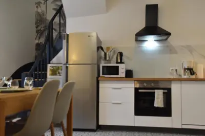Cuisine ou kitchenette dans l'établissement [Le 8] Maison de ville élégante et tout confort