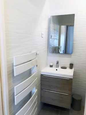 Salle de bains dans l'établissement Studio-terrasse 3* bord de mer Châtelaillon plage