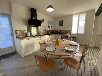 Cuisine ou kitchenette dans l'établissement Gîte de charme avec piscine chauffée, jardin privatif et équipements bébés, à 15 min d’Angoulême - FR-1-653-16
