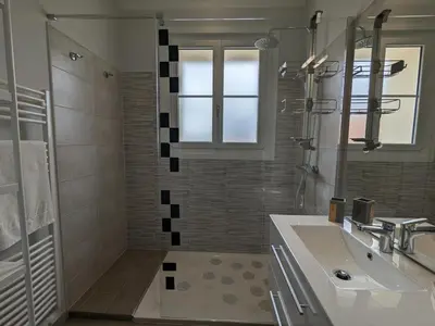 Salle de bains dans l'établissement Gîte de charme avec piscine chauffée, jardin privatif et équipements bébés, à 15 min d’Angoulême - FR-1-653-16