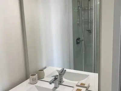 Salle de bains dans l'établissement Gîte de charme avec piscine chauffée, jardin privatif et équipements bébés, à 15 min d’Angoulême - FR-1-653-16