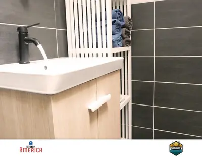 Salle de bains dans l'établissement Little America - Appart Hôtel 3km Futuroscope