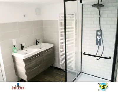 Salle de bains dans l'établissement Little America - Appart Hôtel 3km Futuroscope
