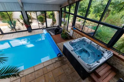 Piscine de l'établissement Villa 4* vue mer piscine spa ou située à proximité