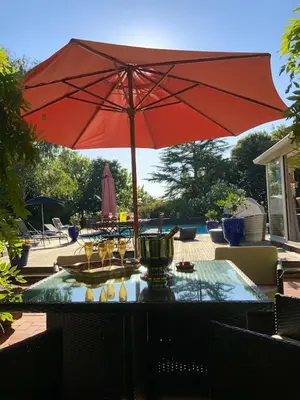 Jardin de l'établissement Villa charmante à Nalliers avec piscine