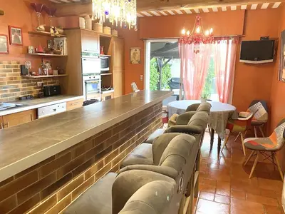 Cuisine ou kitchenette dans l'établissement Villa charmante à Nalliers avec piscine