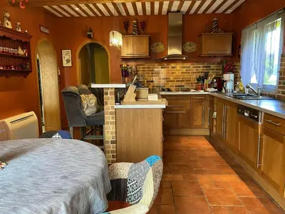 Cuisine ou kitchenette dans l'établissement Villa charmante à Nalliers avec piscine