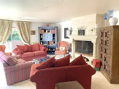 Coin salon dans l'établissement Villa charmante à Nalliers avec piscine