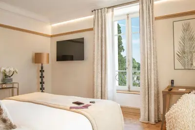 Télévision ou salle de divertissement dans l'établissement La Nauve, Hôtel & Jardin - Relais & Châteaux