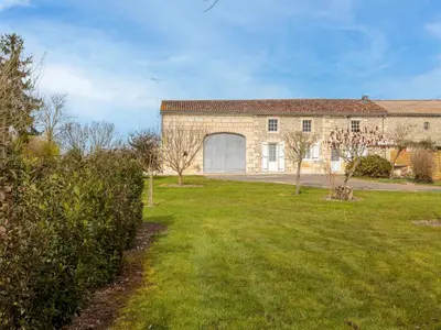 Jardin de l'établissement Holiday Home Gîte La Truffière Saintongeaise by Interhome