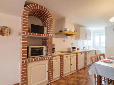Cuisine ou kitchenette dans l'établissement Holiday Home Gîte La Truffière Saintongeaise by Interhome