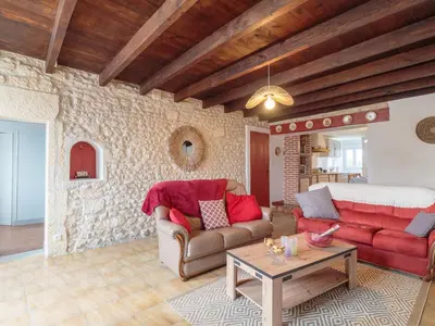Coin salon dans l'établissement Holiday Home Gîte La Truffière Saintongeaise by Interhome