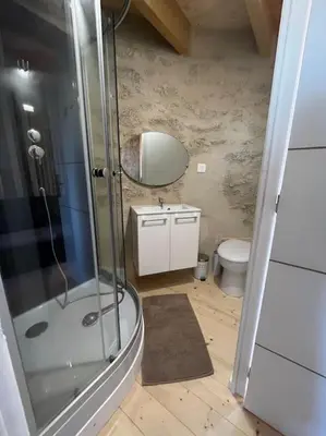 Salle de bains dans l'établissement loue ancien moulin a vent avec piscine et jacuzzi