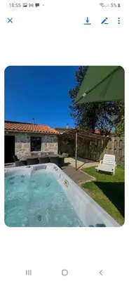 Piscine de l'établissement loue ancien moulin a vent avec piscine et jacuzzi ou située à proximité