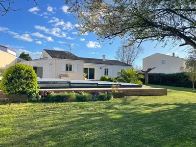 Jardin de l'établissement Maison piscine à 3' de la mer.