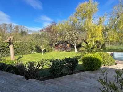 Jardin de l'établissement Maison piscine à 3' de la mer.