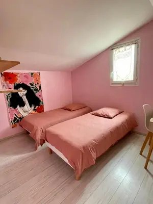 Un ou plusieurs lits dans un hébergement de l'établissement Maison piscine à 3' de la mer.