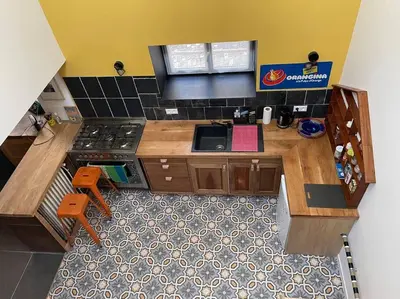 Cuisine ou kitchenette dans l'établissement appartement Loft-atelier à Vivonne
