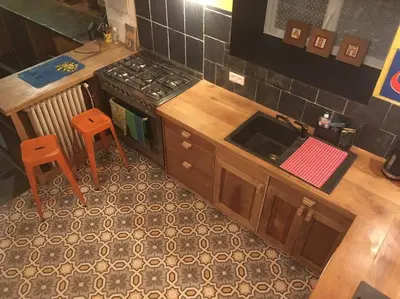 Cuisine ou kitchenette dans l'établissement appartement Loft-atelier à Vivonne