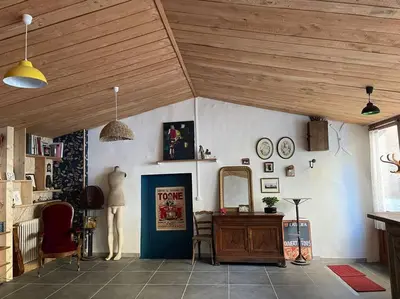 Coin salon dans l'établissement appartement Loft-atelier à Vivonne