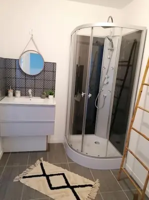 Salle de bains dans l'établissement Maison proche la Rochelle