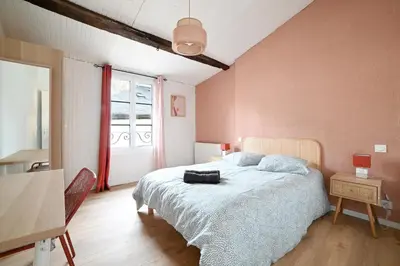 Un ou plusieurs lits dans un hébergement de l'établissement Maison avec spa dans l'hyper centre de Poitiers