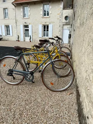 Vélo sur le terrain de l'établissement La laiterie ou dans les environs