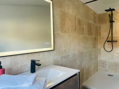 Salle de bains dans l'établissement Les Dames Jeannes