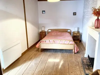 Un ou plusieurs lits dans un hébergement de l'établissement Maison confortable au cœur de Fleurac avec grand jardin