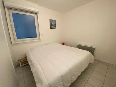 Un ou plusieurs lits dans un hébergement de l'établissement Appartement 4 personnes, rez-de-chaussée, piscine, plage à 200 m, wifi - FR-1-709-32
