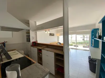 Cuisine ou kitchenette dans l'établissement Appartement 4 personnes, rez-de-chaussée, piscine, plage à 200 m, wifi - FR-1-709-32