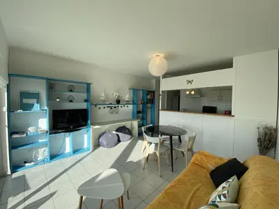 Cuisine ou kitchenette dans l'établissement Appartement 4 personnes, rez-de-chaussée, piscine, plage à 200 m, wifi - FR-1-709-32