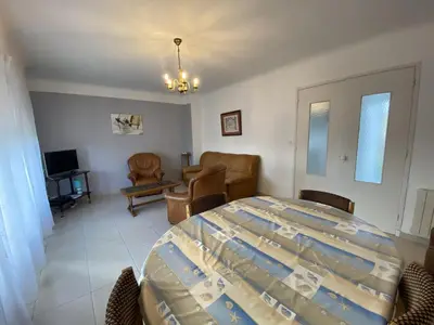 Télévision ou salle de divertissement dans l'établissement Maison de Ville à Fouras avec Jardin et Garage, Proche Plages - FR-1-709-38