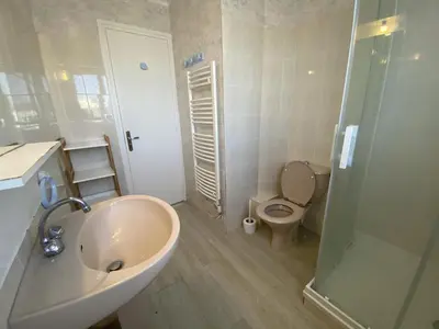 Salle de bains dans l'établissement Maison de Ville à Fouras avec Jardin et Garage, Proche Plages - FR-1-709-38
