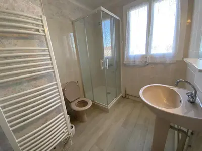 Salle de bains dans l'établissement Maison de Ville à Fouras avec Jardin et Garage, Proche Plages - FR-1-709-38