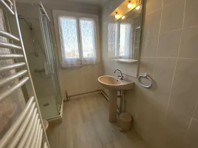 Salle de bains dans l'établissement Maison de Ville à Fouras avec Jardin et Garage, Proche Plages - FR-1-709-38