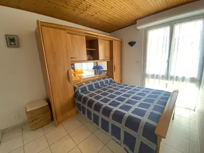 Un ou plusieurs lits dans un hébergement de l'établissement Appartement 4 pers. à Fouras, proche plage avec cour ensoleillée et stationnement - FR-1-709-37