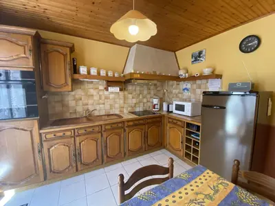 Cuisine ou kitchenette dans l'établissement Appartement 4 pers. à Fouras, proche plage avec cour ensoleillée et stationnement - FR-1-709-37