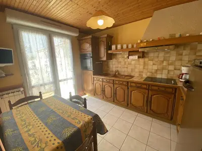 Cuisine ou kitchenette dans l'établissement Appartement 4 pers. à Fouras, proche plage avec cour ensoleillée et stationnement - FR-1-709-37