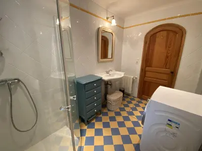 Salle de bains dans l'établissement Vaste Maison au Coeur de Fouras, Proche Plages et Commerces, Idéale pour Familles - FR-1-709-39