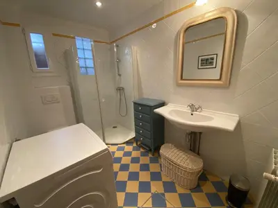 Salle de bains dans l'établissement Vaste Maison au Coeur de Fouras, Proche Plages et Commerces, Idéale pour Familles - FR-1-709-39