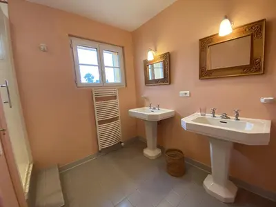 Salle de bains dans l'établissement Vaste Maison au Coeur de Fouras, Proche Plages et Commerces, Idéale pour Familles - FR-1-709-39