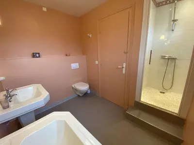 Salle de bains dans l'établissement Vaste Maison au Coeur de Fouras, Proche Plages et Commerces, Idéale pour Familles - FR-1-709-39