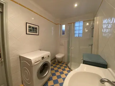 Salle de bains dans l'établissement Vaste Maison au Coeur de Fouras, Proche Plages et Commerces, Idéale pour Familles - FR-1-709-39