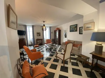 Télévision ou salle de divertissement dans l'établissement Vaste Maison au Coeur de Fouras, Proche Plages et Commerces, Idéale pour Familles - FR-1-709-39